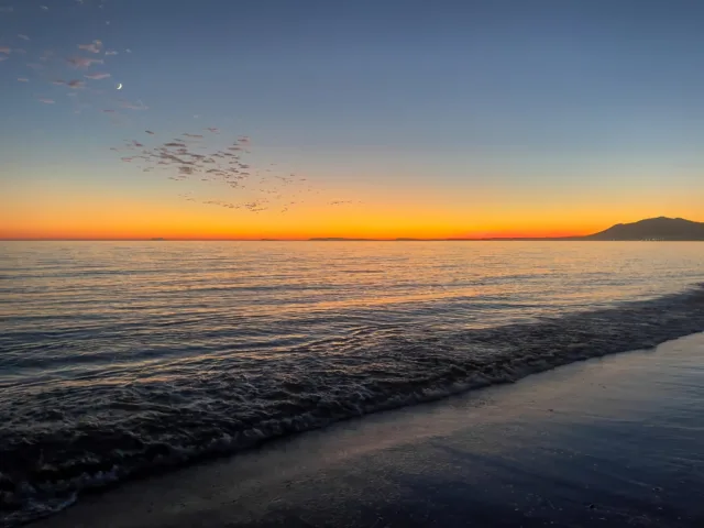 ¿Hay algo mejor que una puesta del sol?
Disfruta de la playa y naturaleza en nuestros bungalows o parcelas
